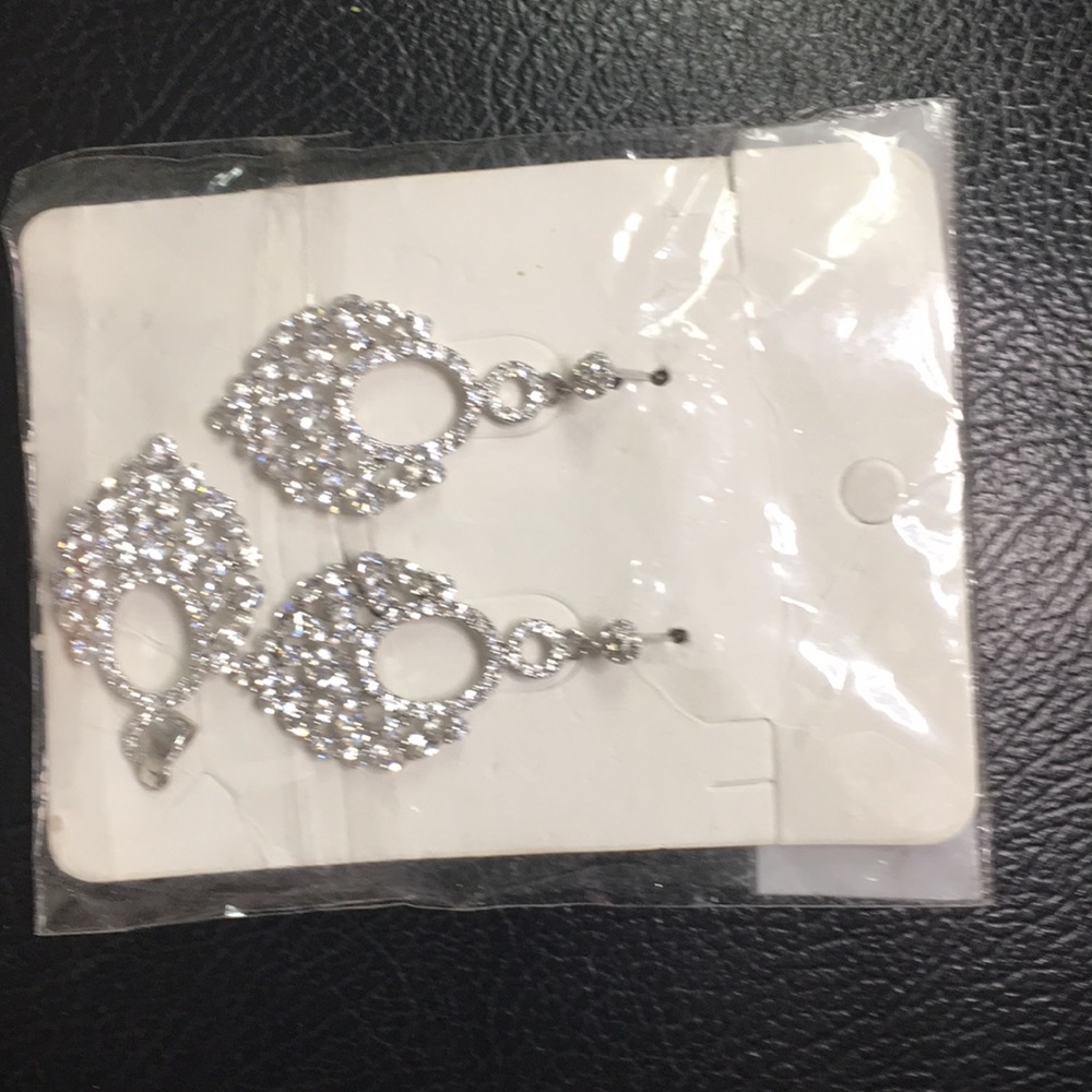 This is a set of sliver earrings with a pendant - Picture 3 of 4